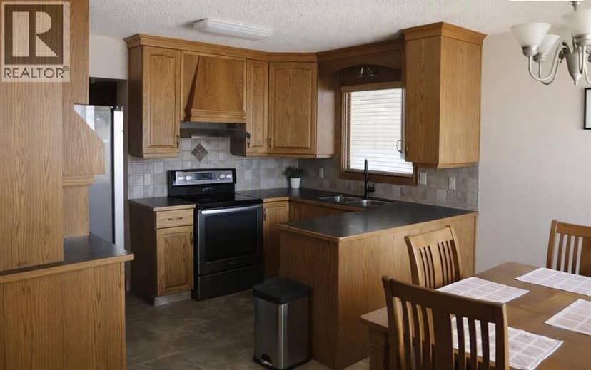 1121 Lakemount Boulevard S, Lethbridge, photo 4