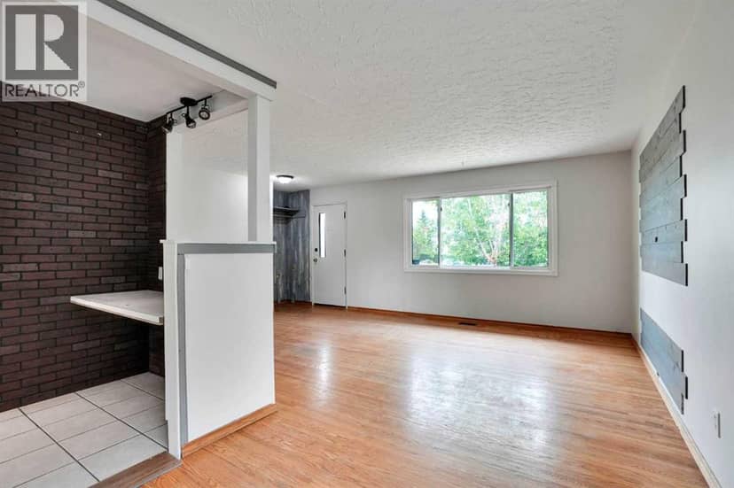 5404 Valentine Crescent SE — photo 12 of 35