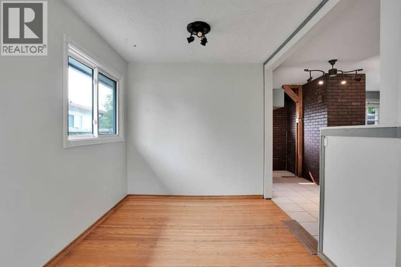5404 Valentine Crescent SE — photo 10 of 35