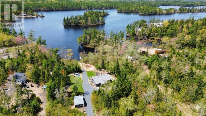 8 Alexander Avenue, Waterloo Lake, photo 3