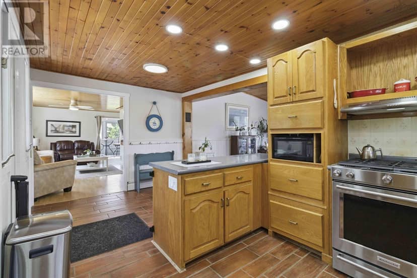 46 Roxbury Road — photo 12 of 40