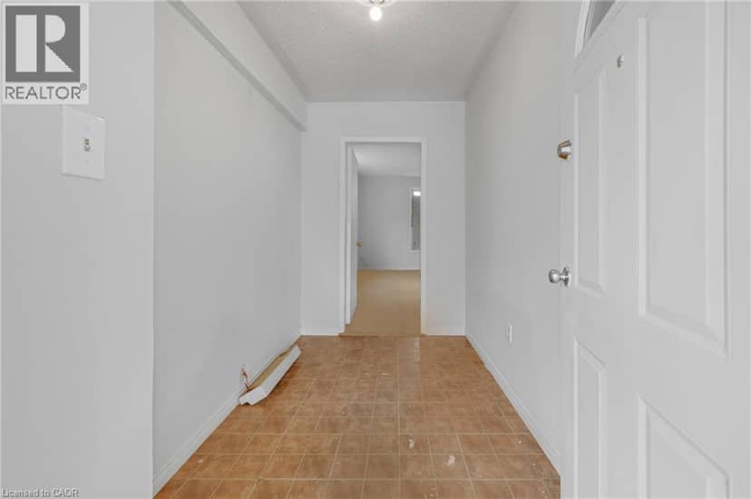 211 WENTWORTH Street N — photo 16 of 40