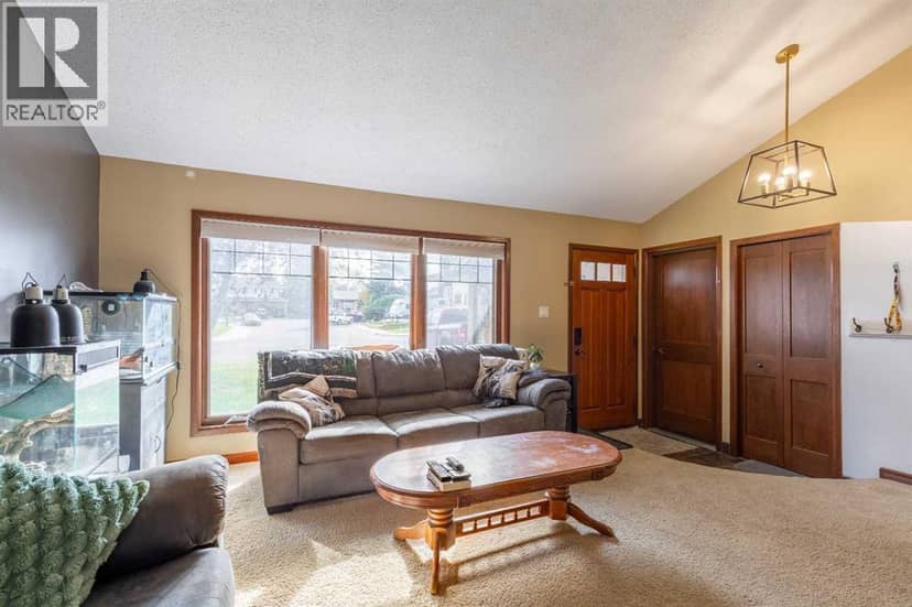 184 Lakhota Crescent W — photo 9 of 40