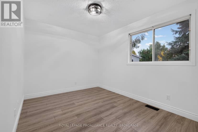 1371 Brackenwood Crescent — photo 21 of 40