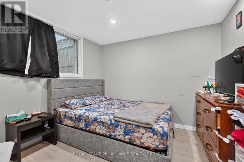 1371 Brackenwood Crescent — photo 35 of 40