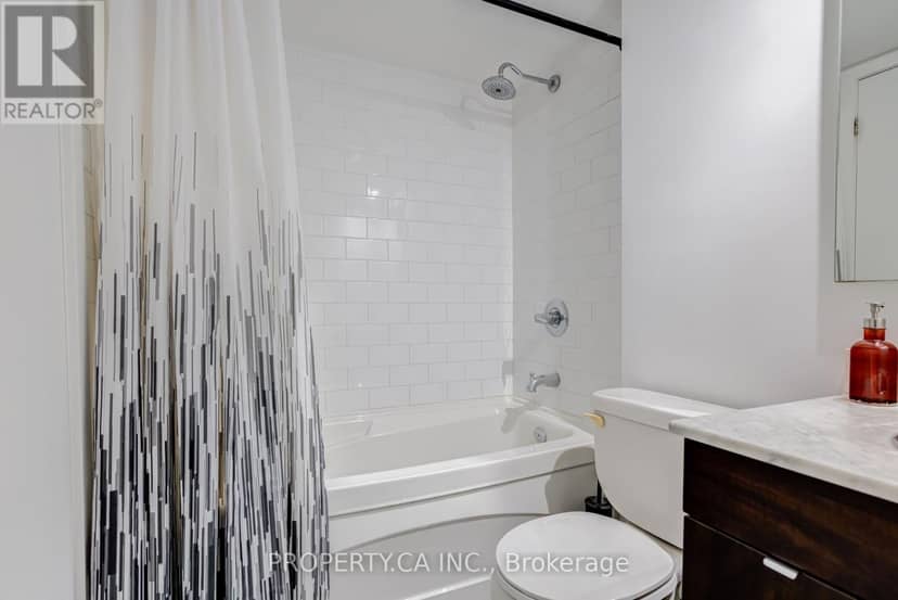 303 - 33 Lombard Street — photo 17 of 34