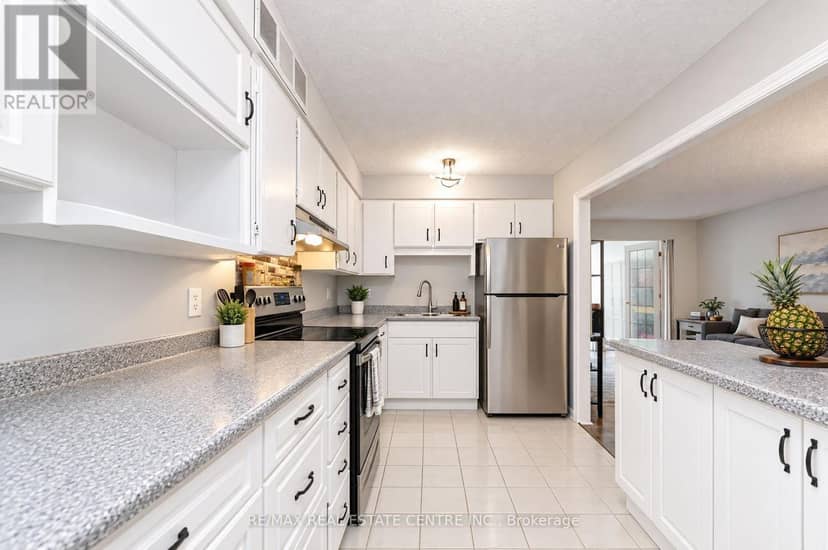 210 - 695 Richmond Street — photo 13 of 35