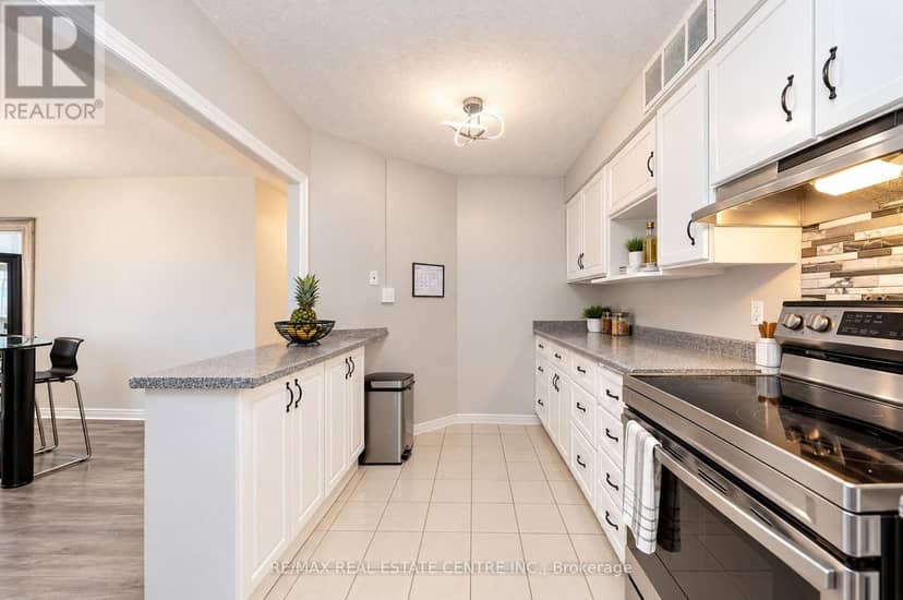 210 - 695 Richmond Street — photo 14 of 35