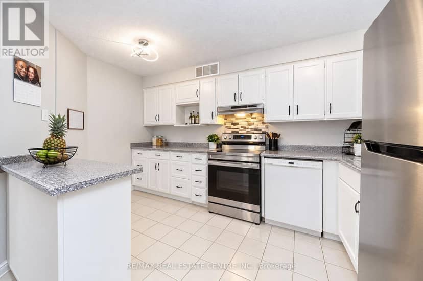 210 - 695 Richmond Street — photo 15 of 35