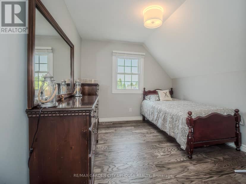 12 Foxhill Crescent — photo 14 of 37