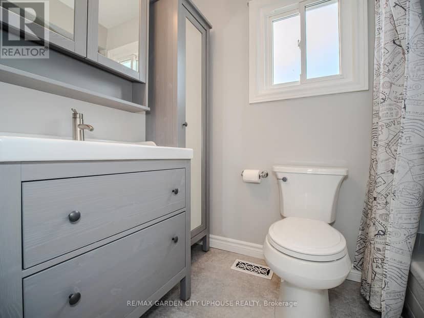 12 Foxhill Crescent — photo 19 of 37