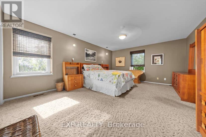 899 Dresden Crescent — photo 27 of 40
