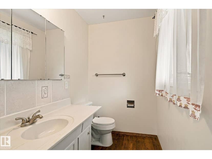 7612 40 AV NW — photo 19 of 40