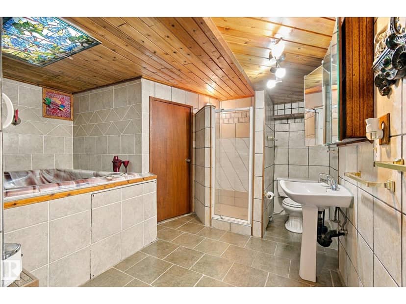 7612 40 AV NW — photo 35 of 40