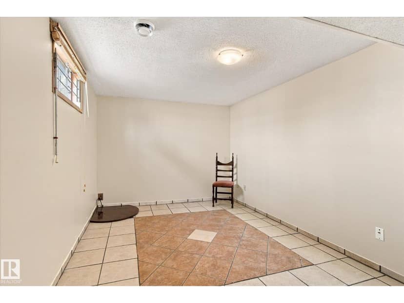 7612 40 AV NW — photo 33 of 40