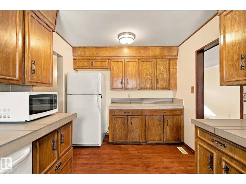 7612 40 AV NW — photo 13 of 40