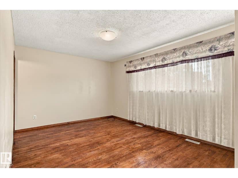 7612 40 AV NW — photo 17 of 40