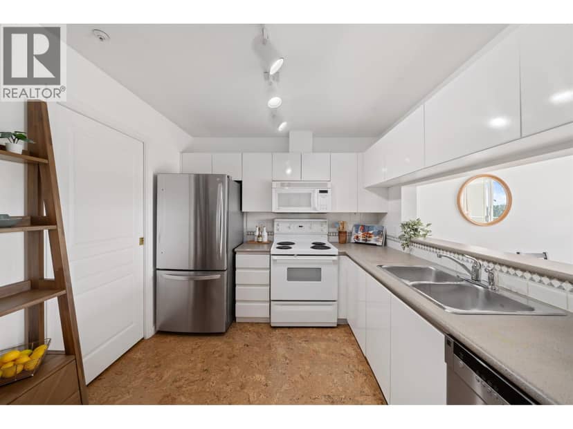 409 8430 Jellicoe Street — photo 14 of 29