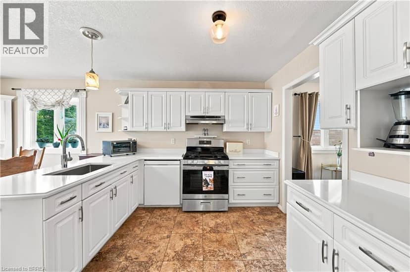 41 GRIFFITHS Drive — photo 10 of 40