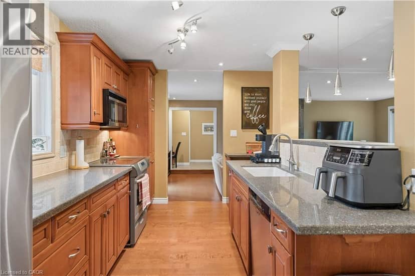 373 FORESTLAWN Road — photo 10 of 40