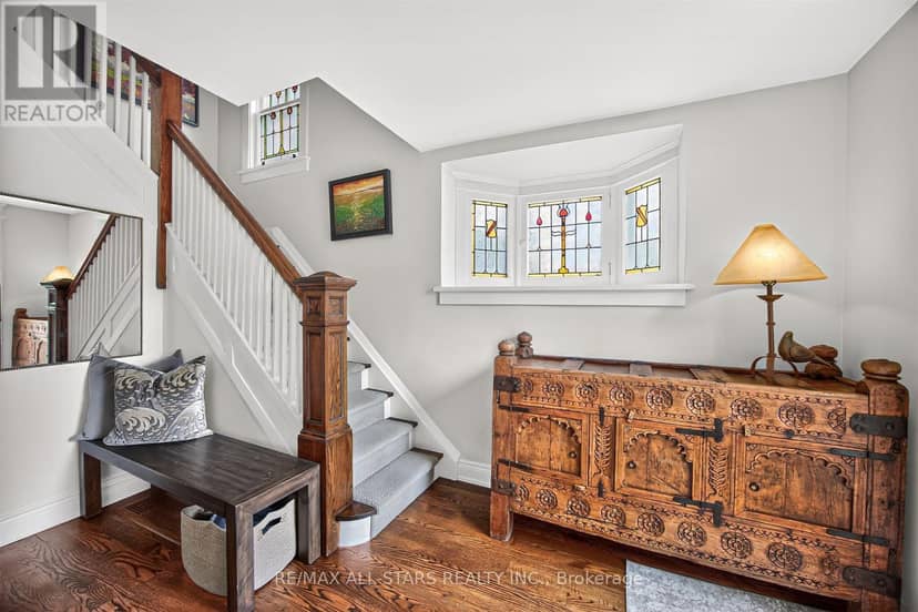 30 Edgewood Crescent — photo 5 of 40