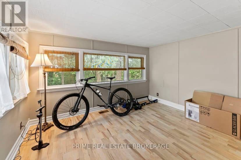586 Victoria Street — photo 17 of 32