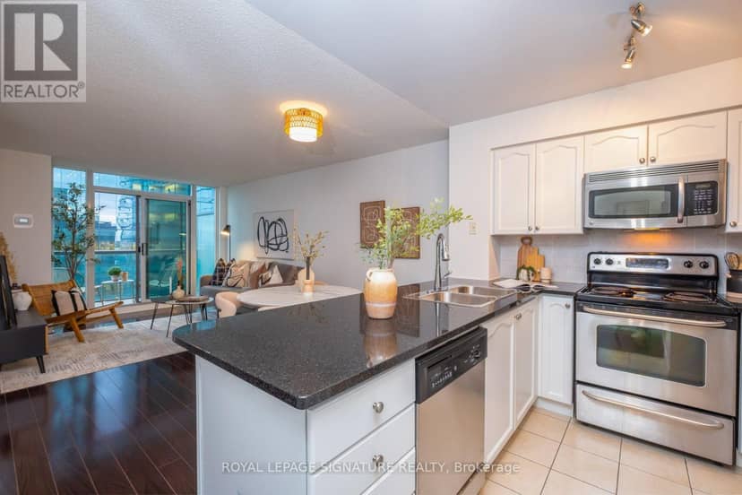 PH03 - 30 Grand Trunk Crescent — photo 2 of 31