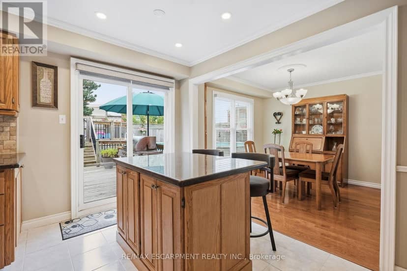 607 Clover Park Crescent — photo 17 of 40