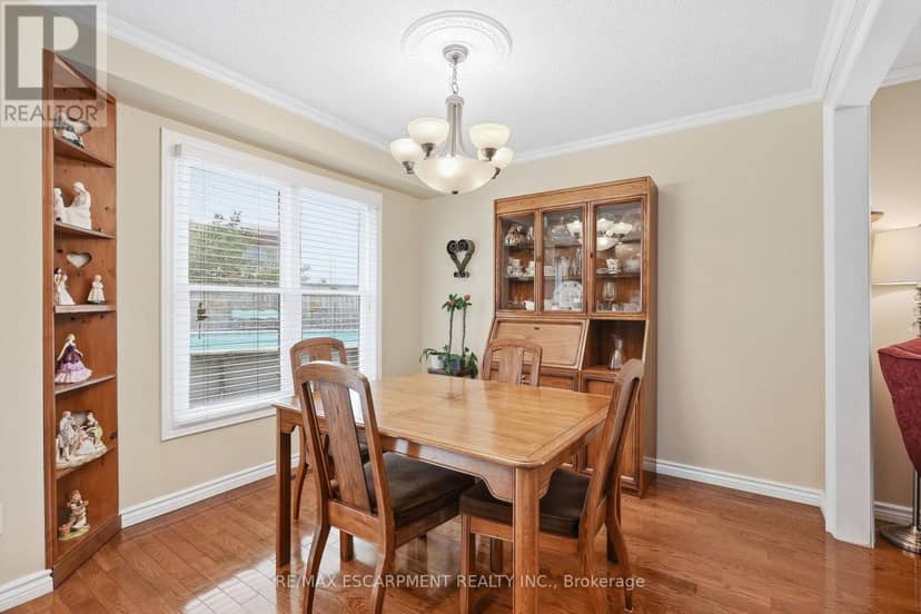 607 Clover Park Crescent — photo 9 of 40