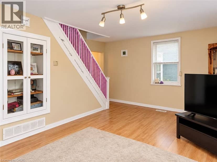213-215 MAPLE Street — photo 36 of 40