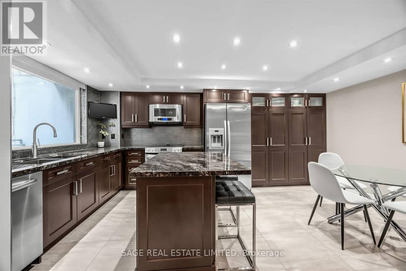 303 - 80 Cumberland Street — photo 11 of 30
