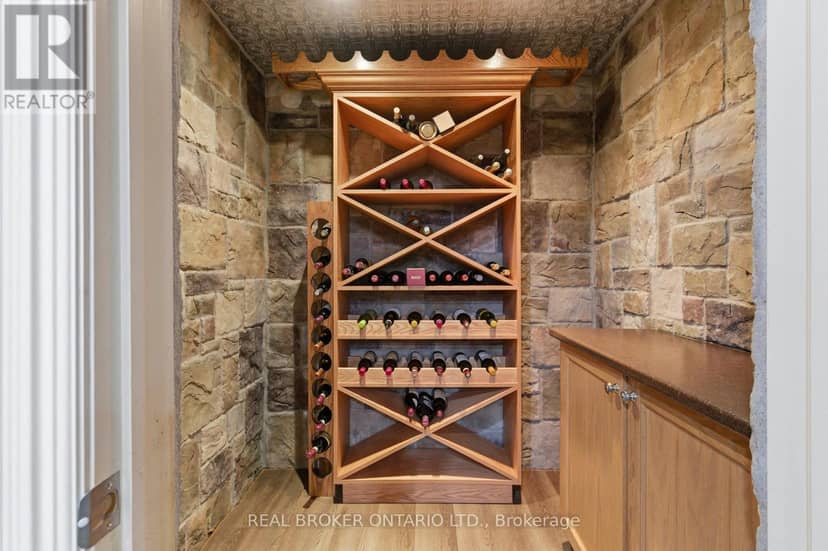 114 Pennsylvania Crescent — photo 25 of 35