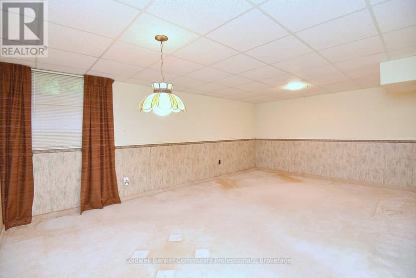 81 Aylmer Crescent — photo 32 of 37