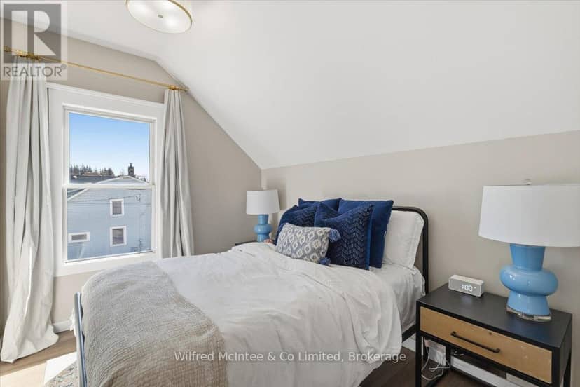 425 Yonge Street S — photo 16 of 22