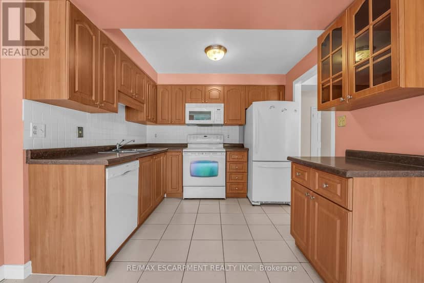 203 - 67 Caroline Street S — photo 16 of 39