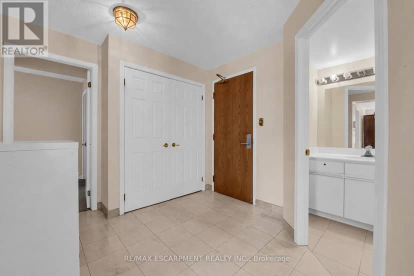 203 - 67 Caroline Street S — photo 26 of 39