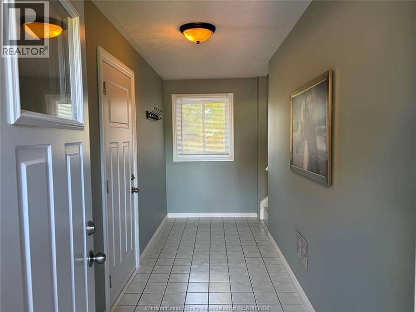40 Holiday Court — photo 2 of 30