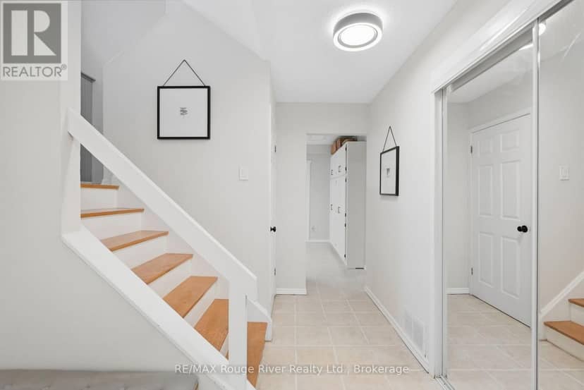 313 Lupin Drive, Whitby, photo 3