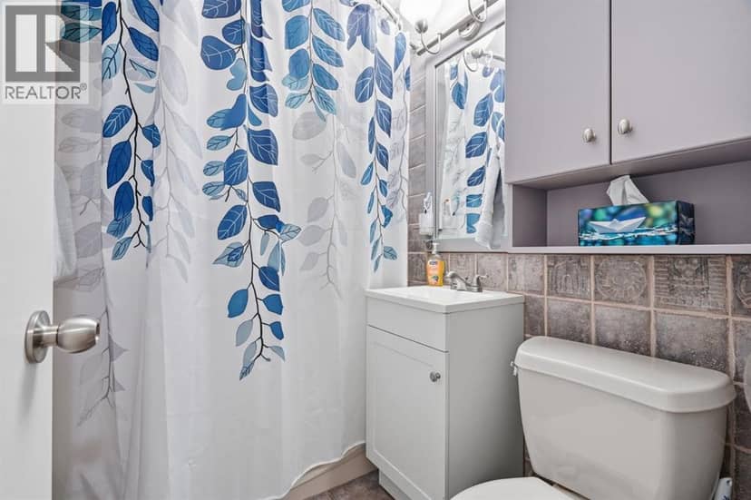 1037 Regal Crescent NE — photo 18 of 34