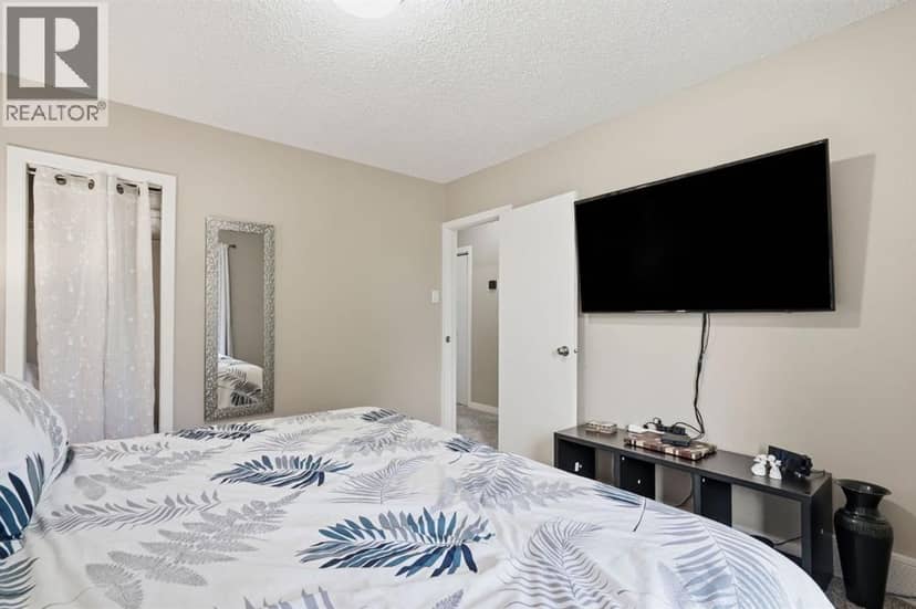 1037 Regal Crescent NE — photo 15 of 34