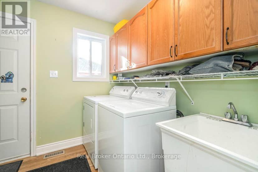 22 Burton Crescent — photo 14 of 27