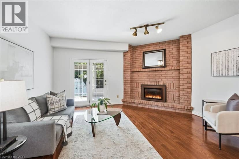 12 SUMNER Crescent — photo 4 of 28