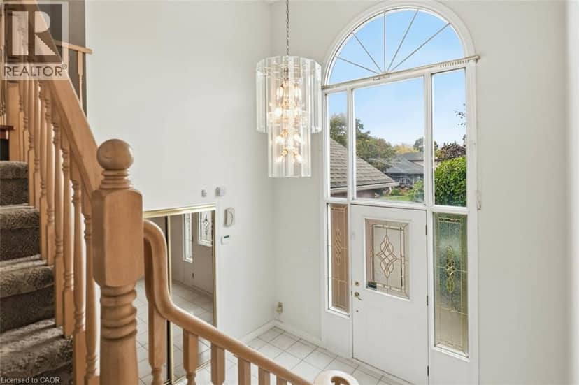 12 SUMNER Crescent — photo 15 of 28