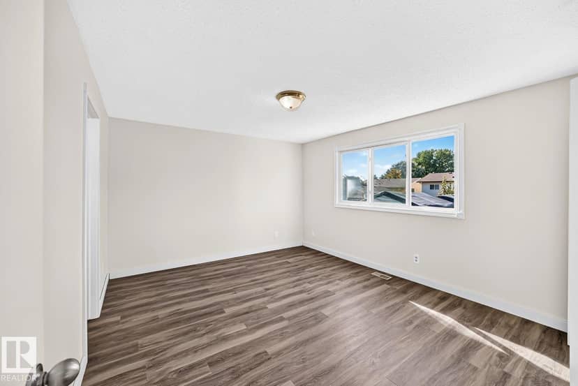 1020 60 ST NW — photo 14 of 40