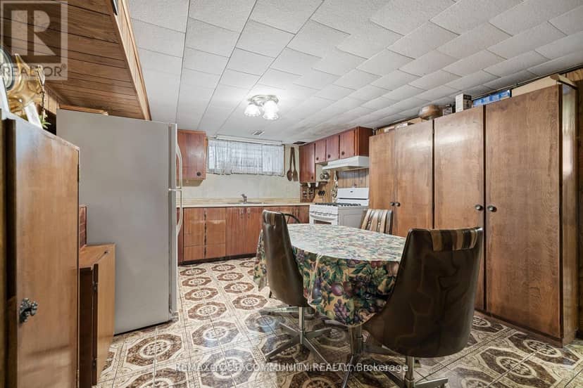 221 Elgin Mills Road W — photo 19 of 40