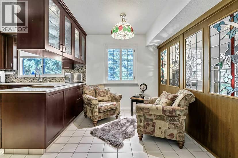 544 Willingdon Boulevard SE — photo 9 of 39