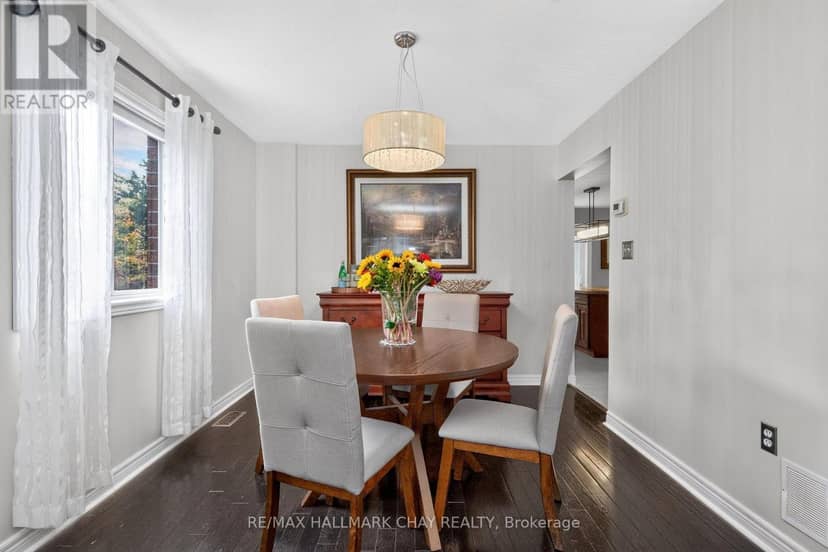 31 McKenzie Crescent — photo 11 of 40