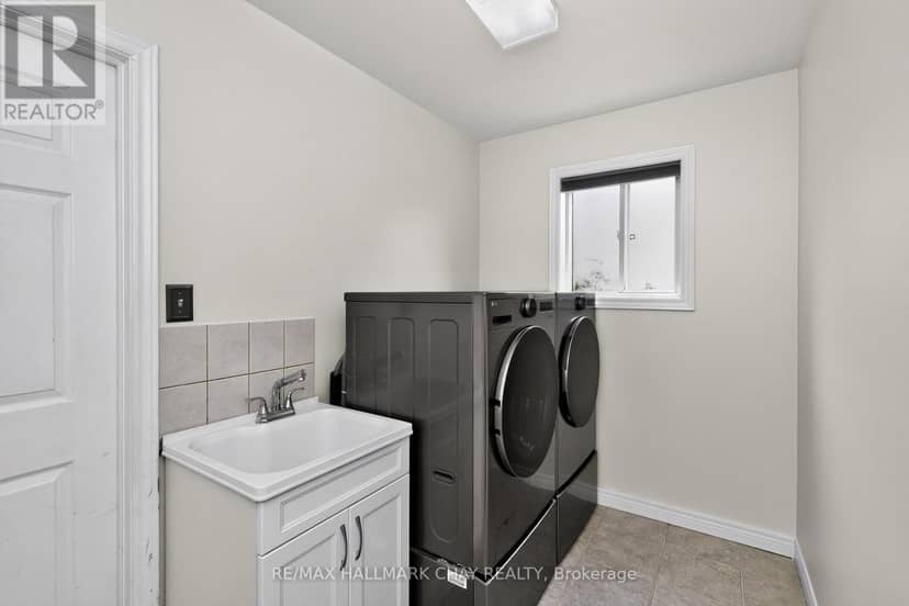 31 McKenzie Crescent — photo 15 of 40