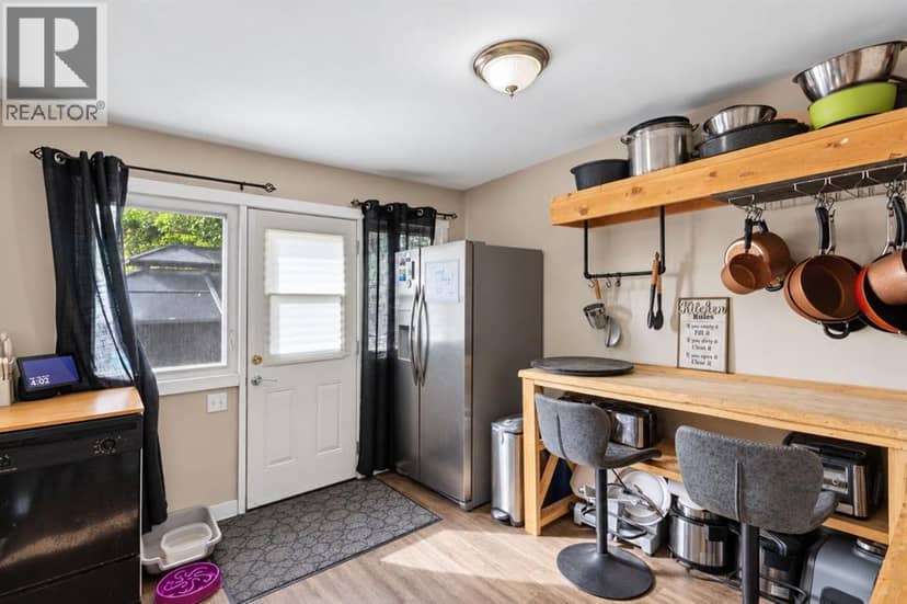 3103 41 Street SW — photo 12 of 40