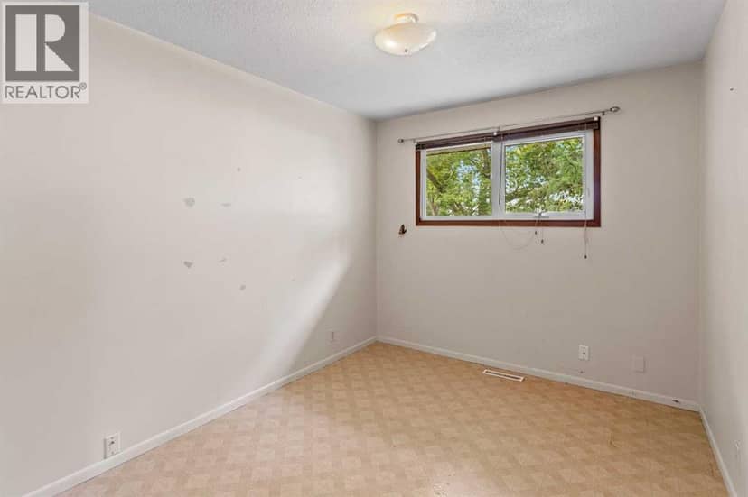 5605 47A Avenue — photo 10 of 32